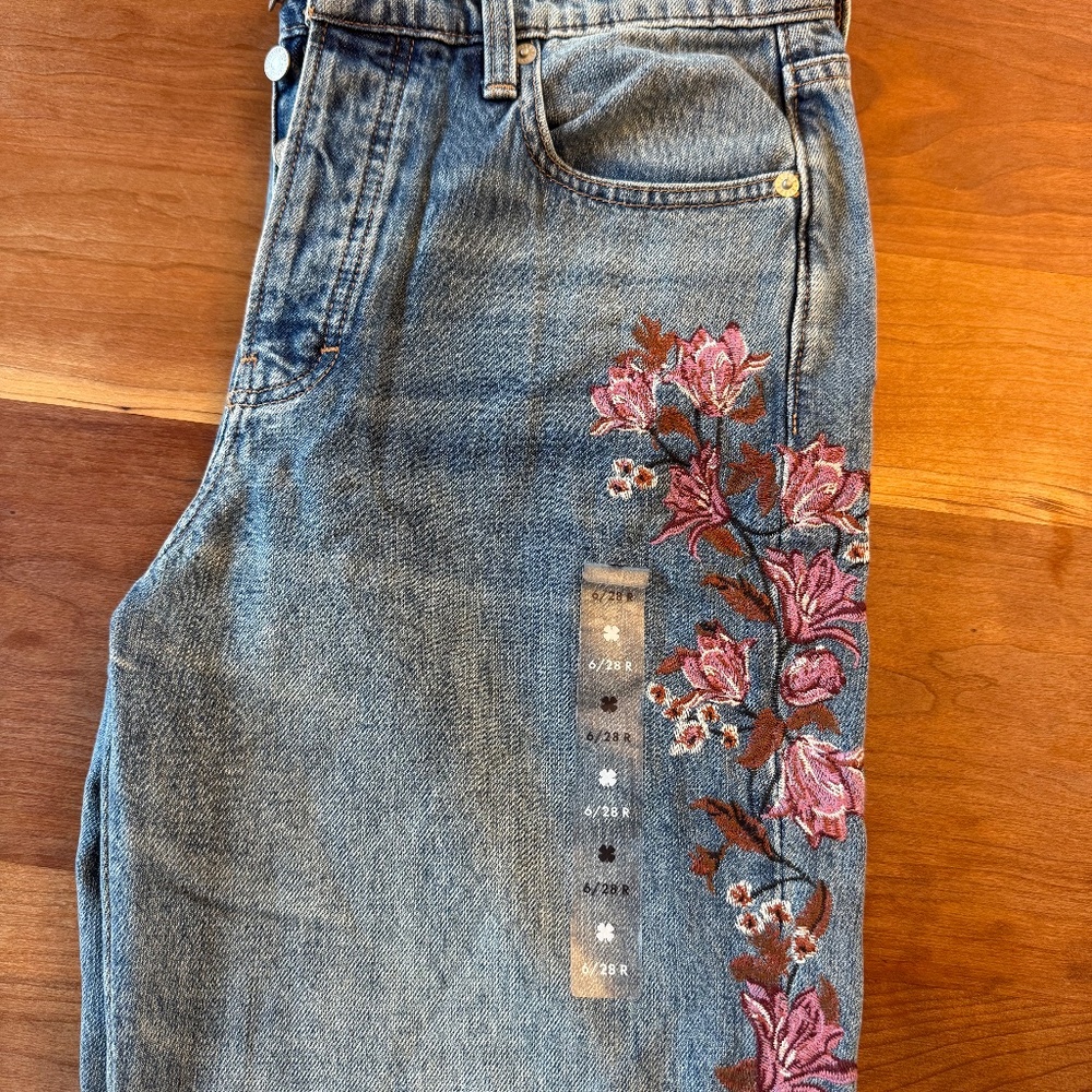 Brand new women's size 6 lucky brand, Drew Mom  jeans with embroidery and butte